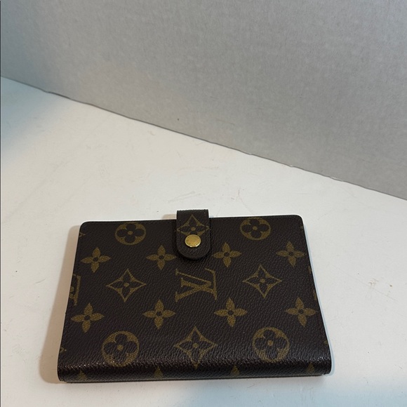 Louis Vuitton Monogram Agenda/ Passport Holder
Date Code SP0090
4” x 6” - Picture 2 of 11